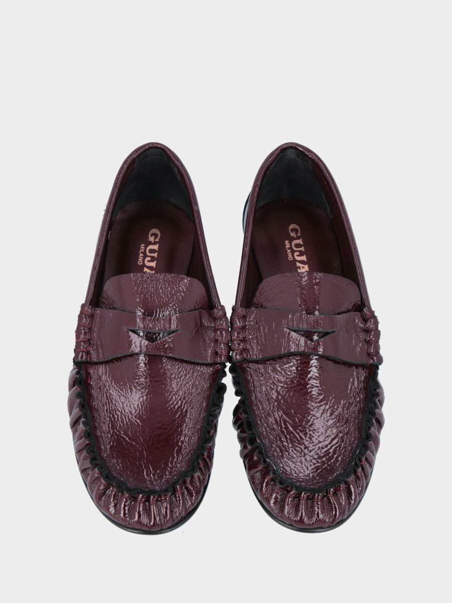 Mocassino in vernice bordeaux con tomaia arricciata