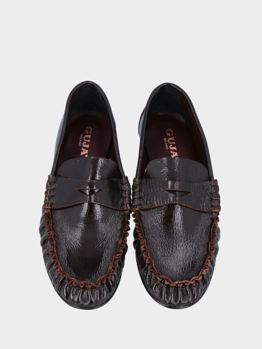 Mocassino in vernice mogano con tomaia arricciata