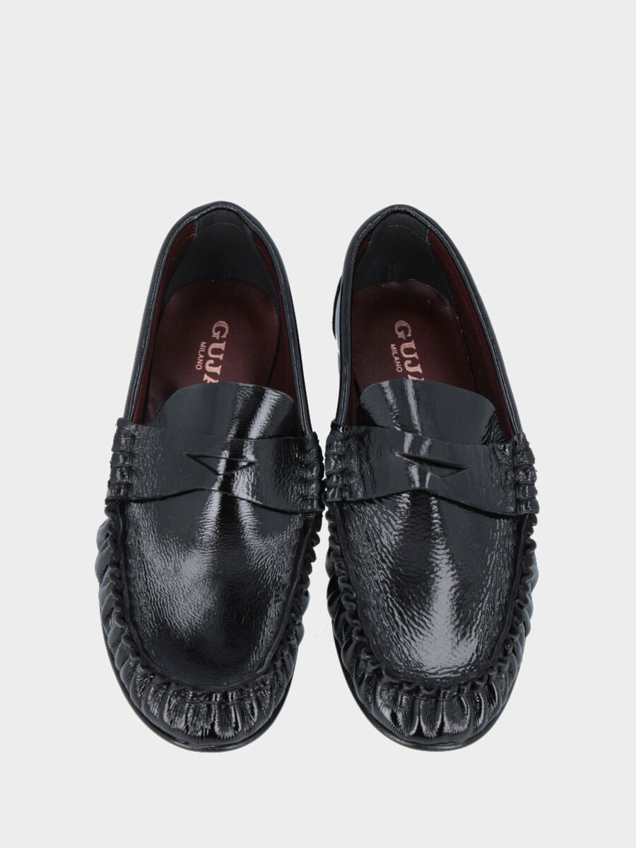 Mocassino in vernice nera con tomaia arricciata