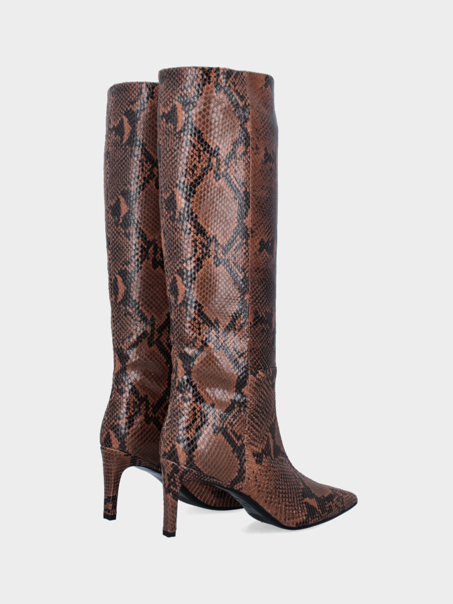 Stivale in vitello pitonato con gambale a tubo e tacco stiletto