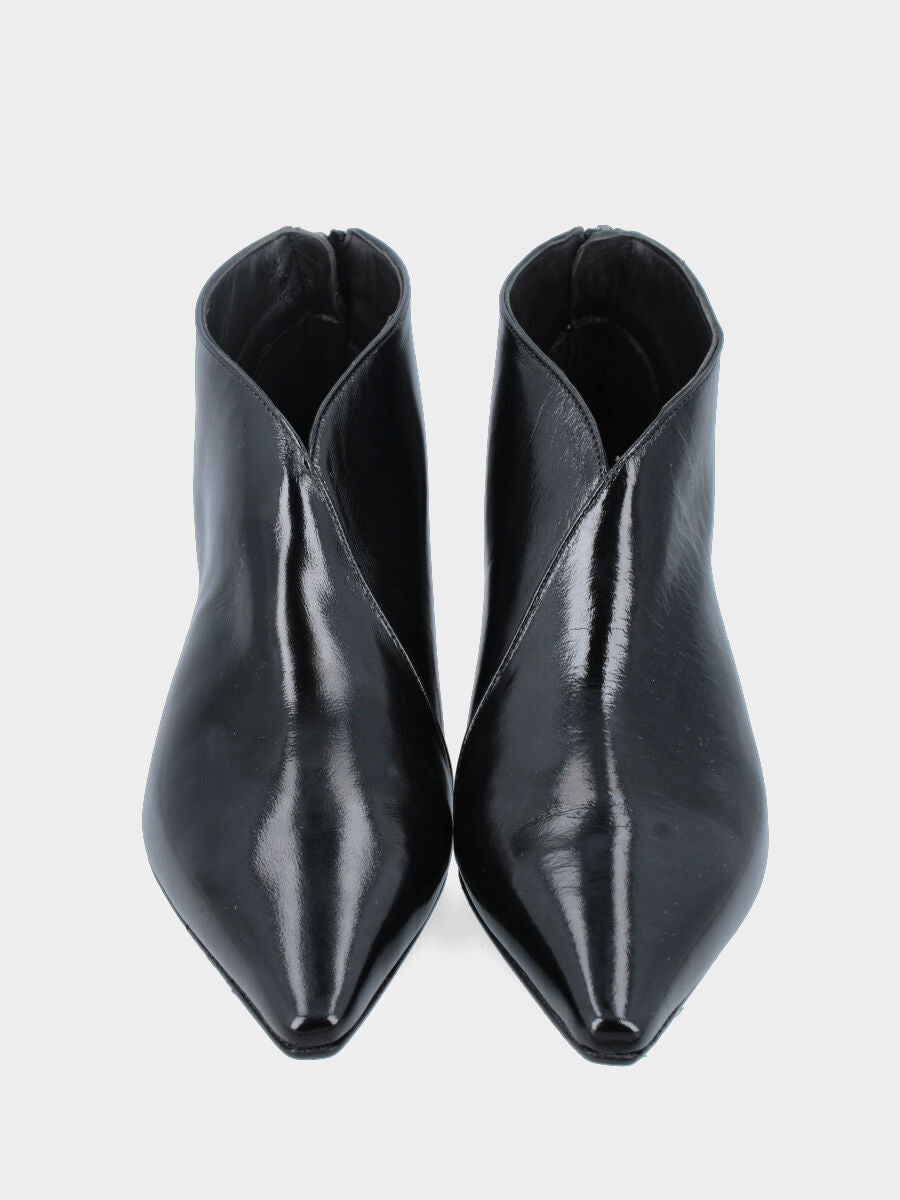 Tronchetto in verlux nero con punta quadratina sfilata e tacco a calice