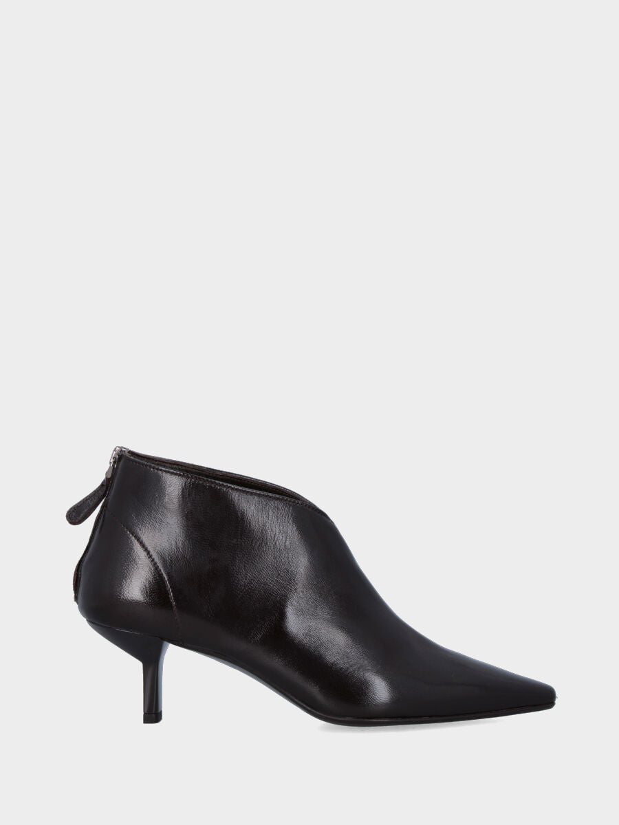 Tronchetto in verlux testa di moro con punta quadratina sfilata e tacco a calice