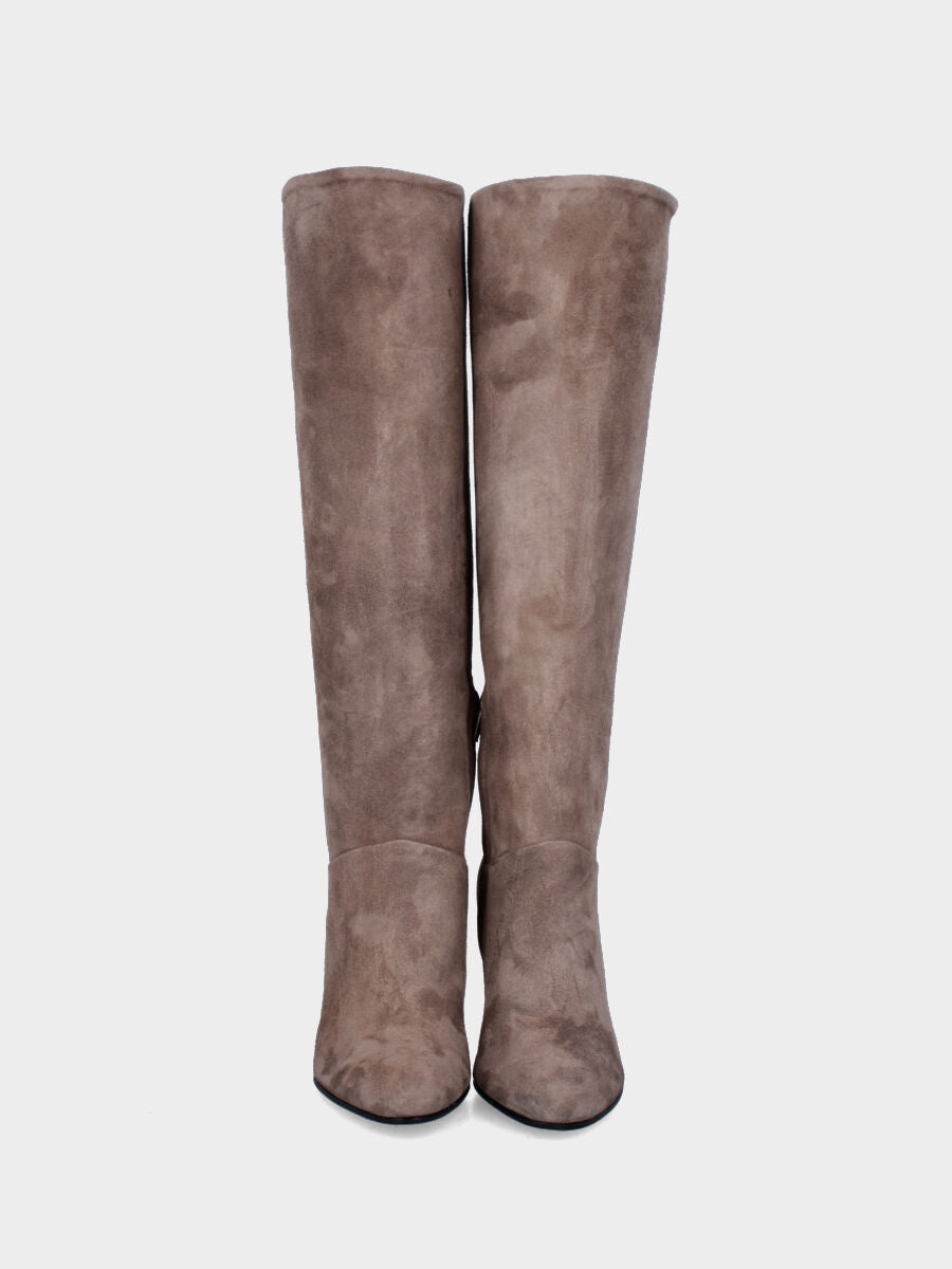 Stivale a tubo in camoscio color fango con tacco largo e punta tonda