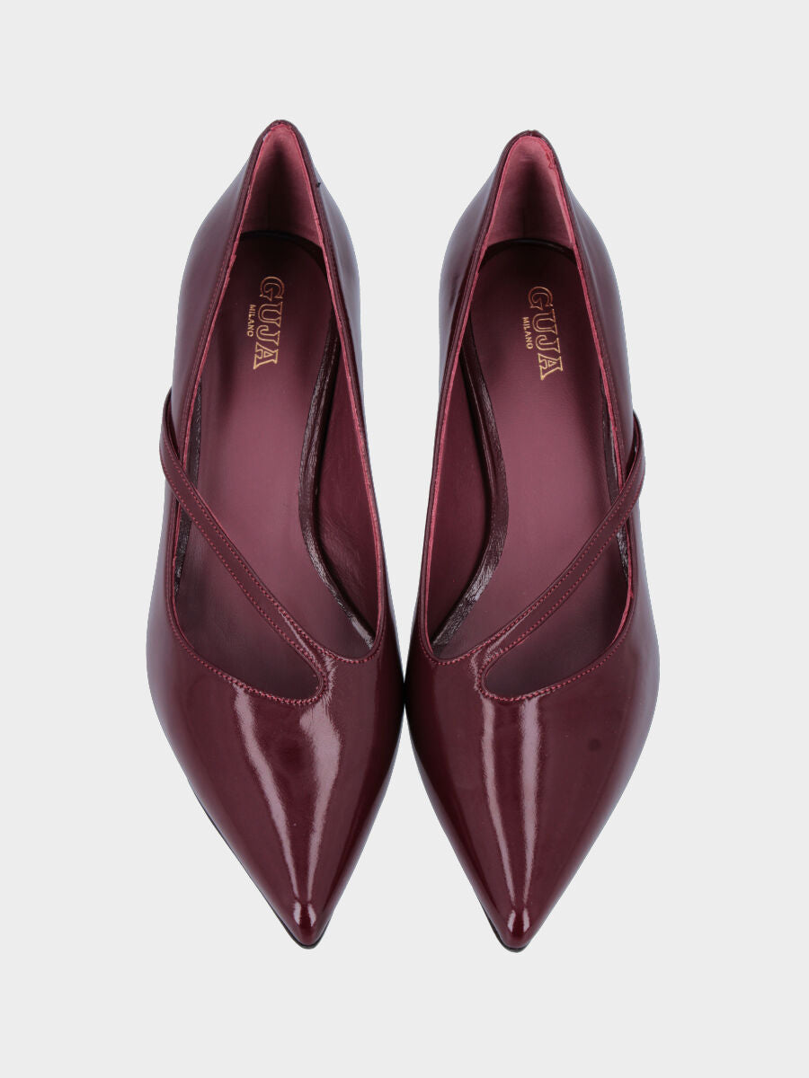 Décolleté in verlux bordeaux con cinturino a sbieco e tacco a calice