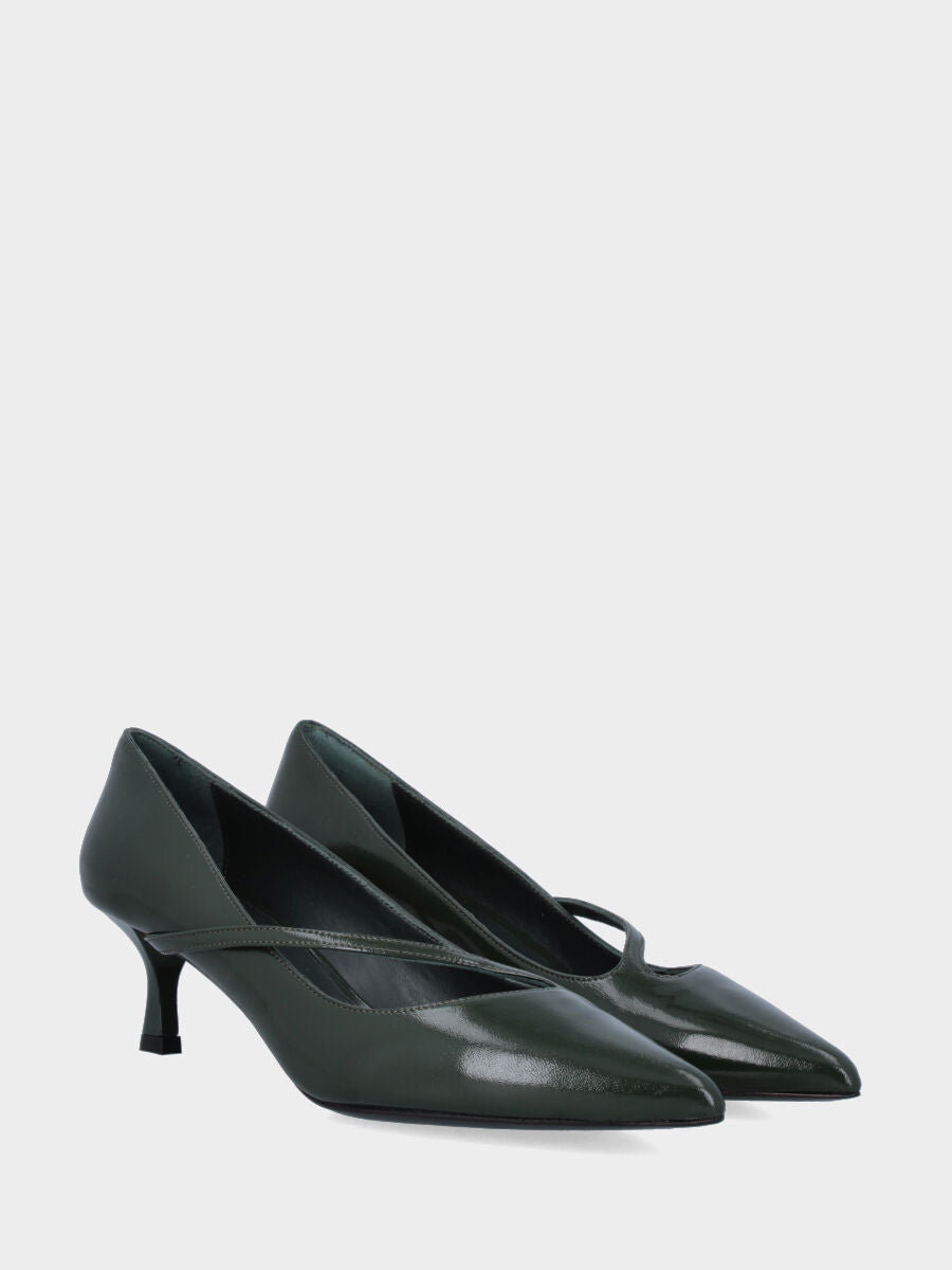 Décolleté in verlux verde con cinturino a sbieco e tacco a calice