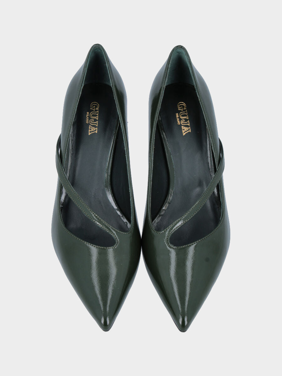 Décolleté in verlux verde con cinturino a sbieco e tacco a calice