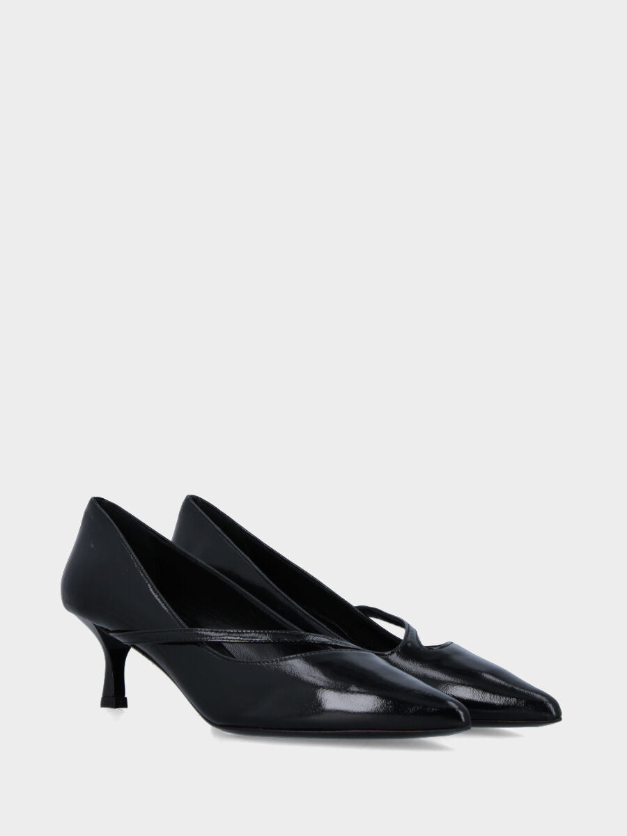 Décolleté in verlux nero con cinturino a sbieco e tacco a calice