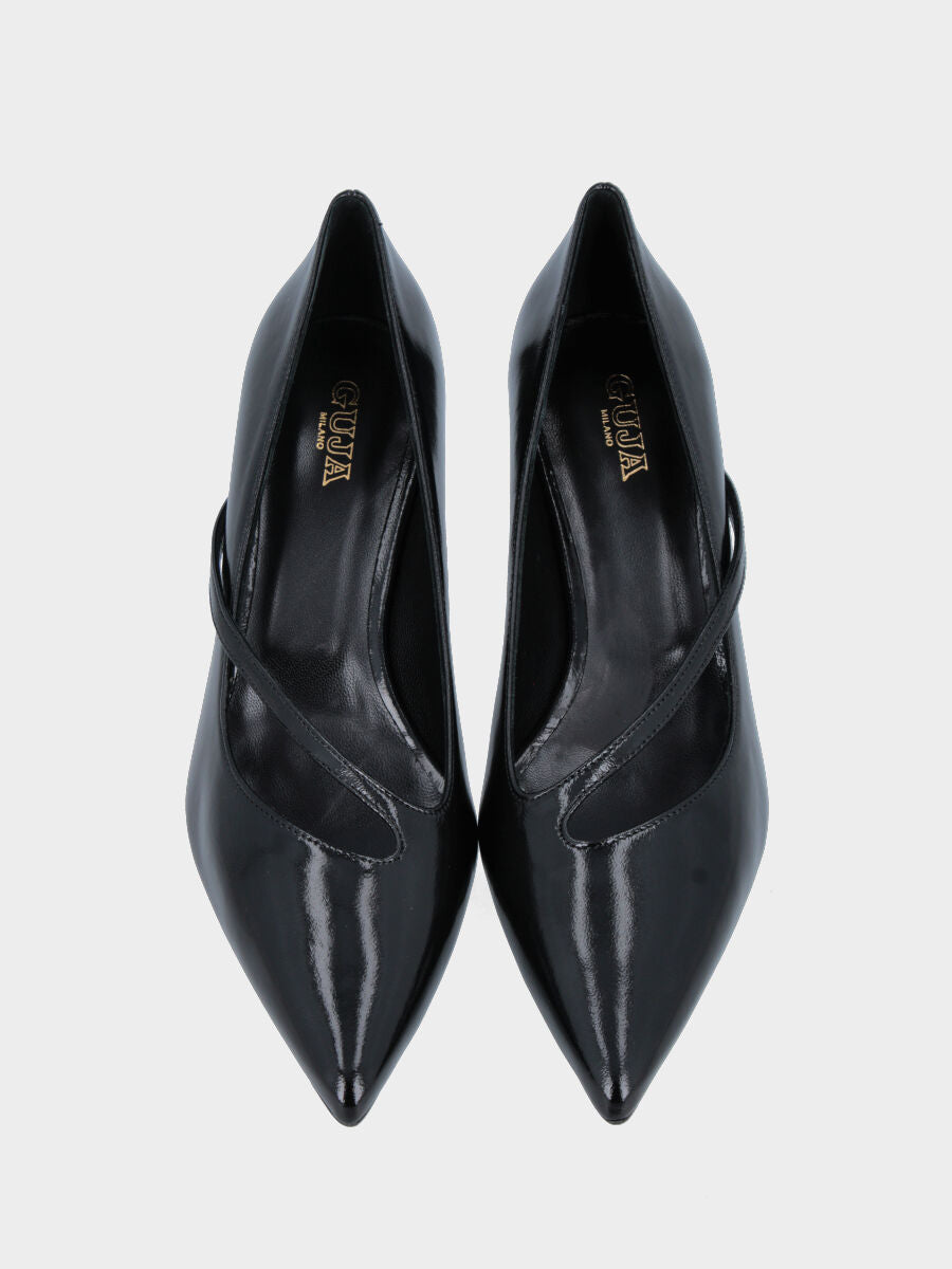 Décolleté in verlux nero con cinturino a sbieco e tacco a calice