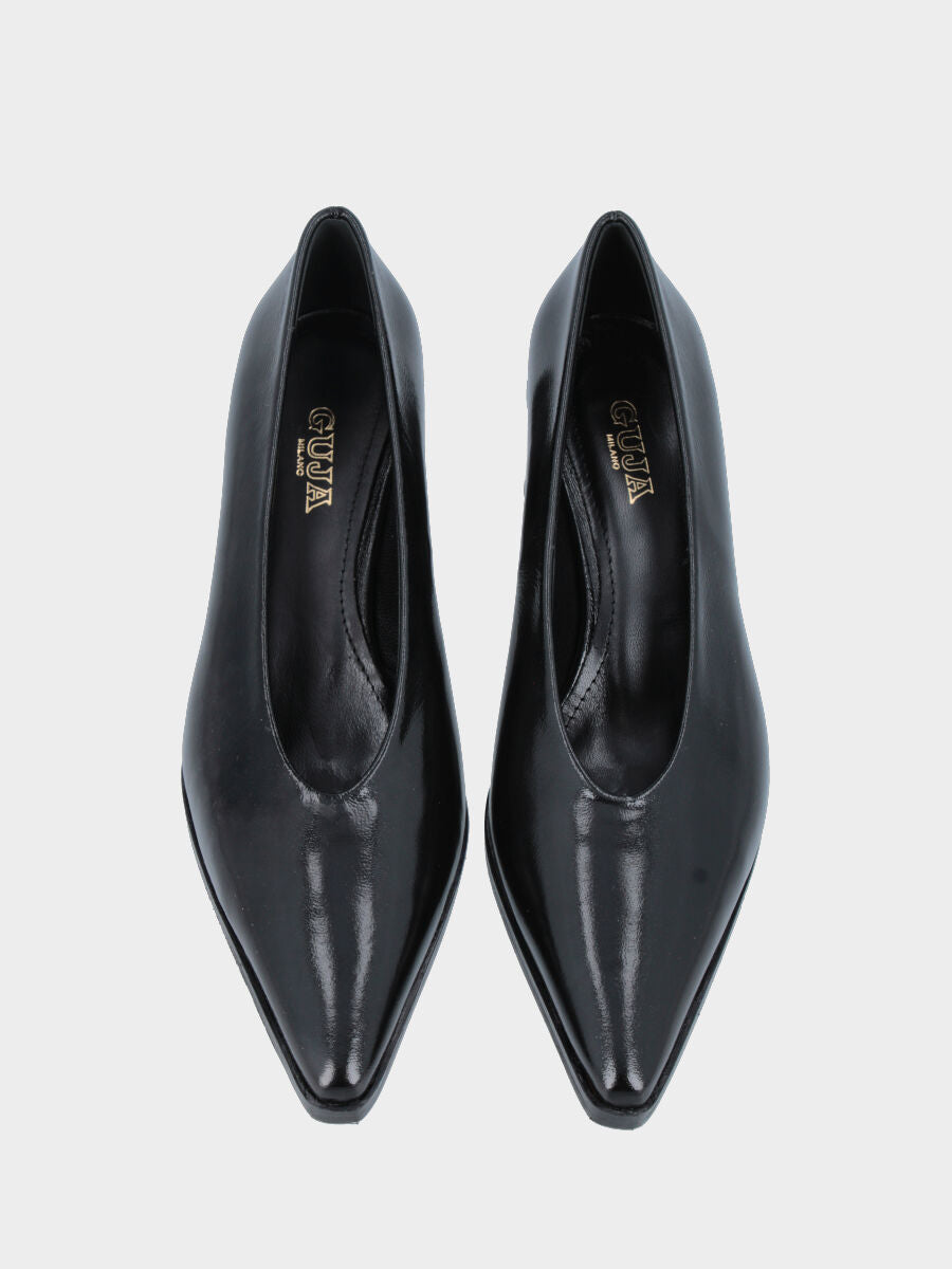 Décolleté in verlux nero con scollo montante e tacco a blocco