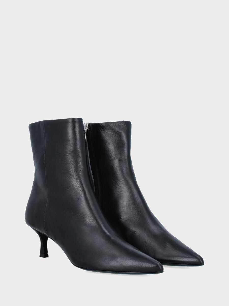 Stivaletto in nappa nera con cerniera e tacco a calice