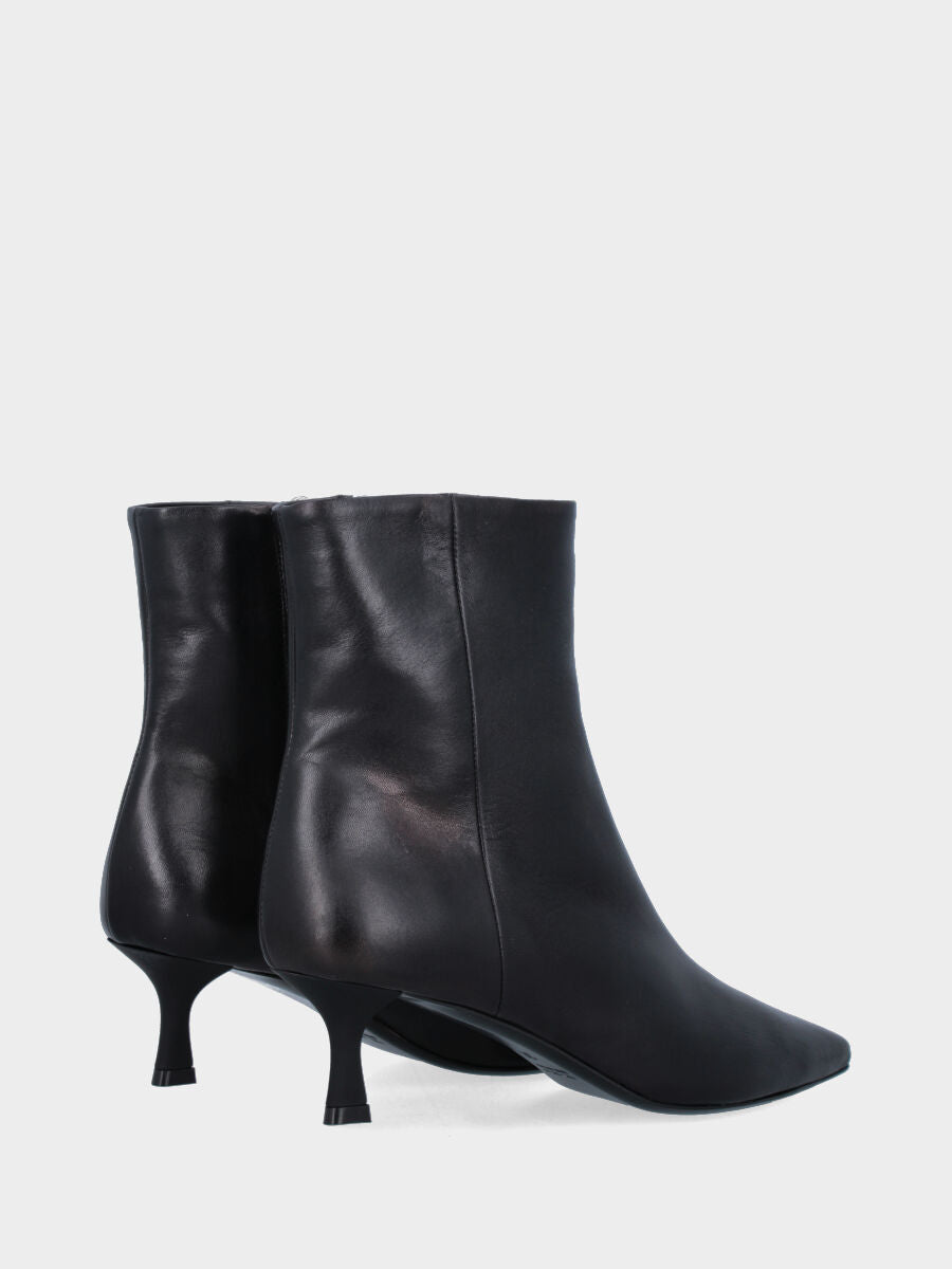 Stivaletto in nappa nera con cerniera e tacco a calice