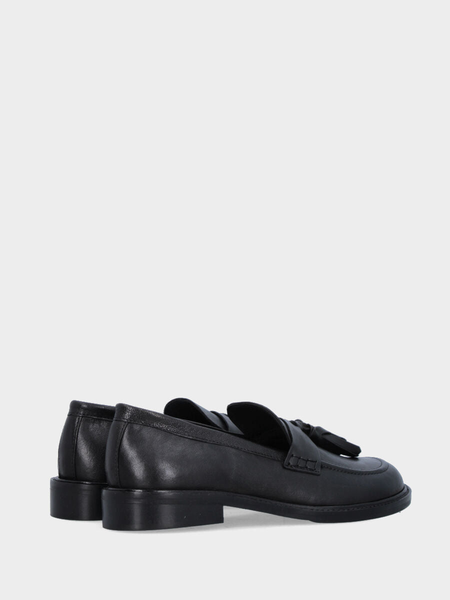 Mocassino in vitello nero con nappine e vaschetta a bordino