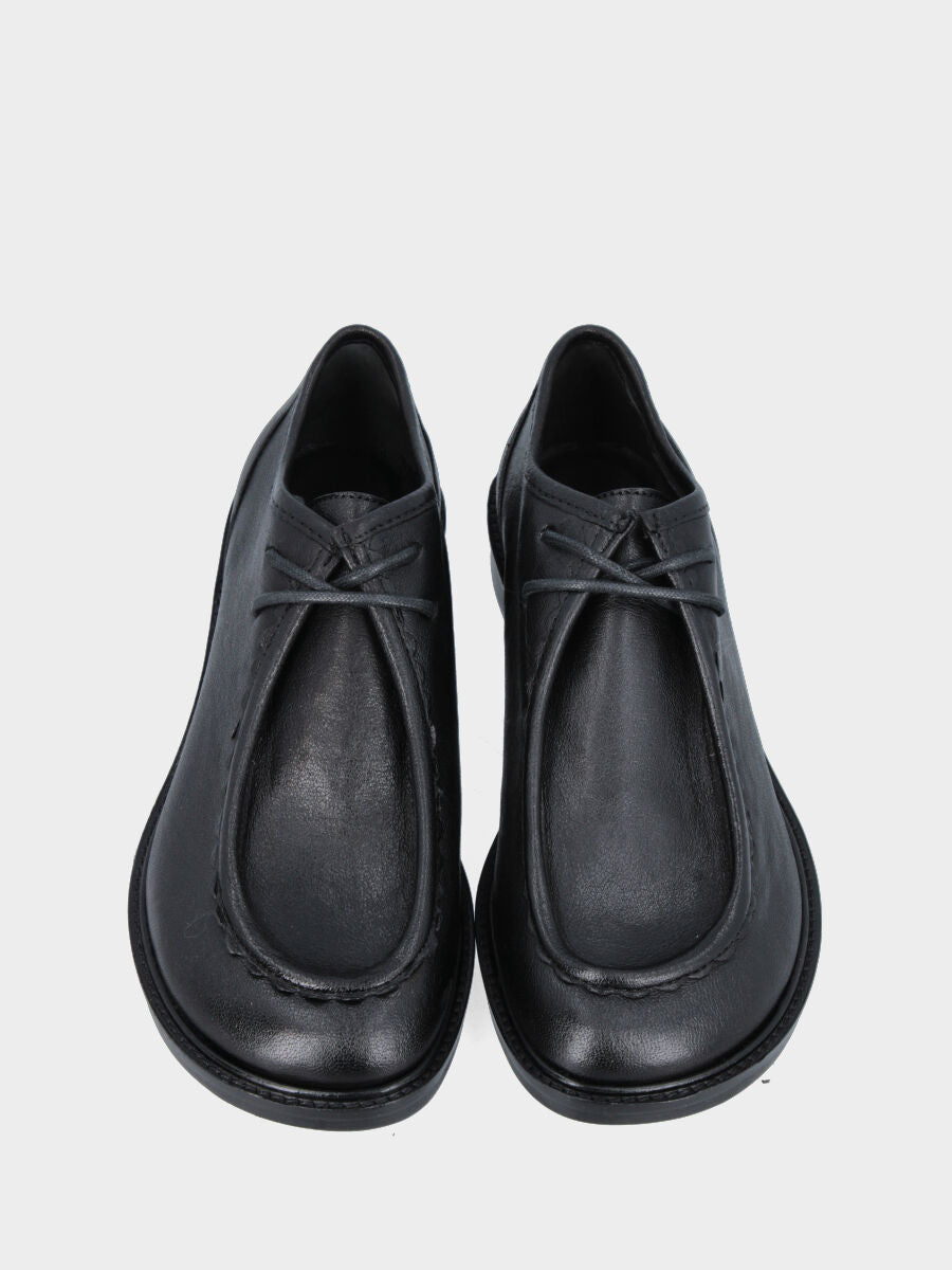 Stringata in vitello nero modello paraboot con vaschetta smerlata