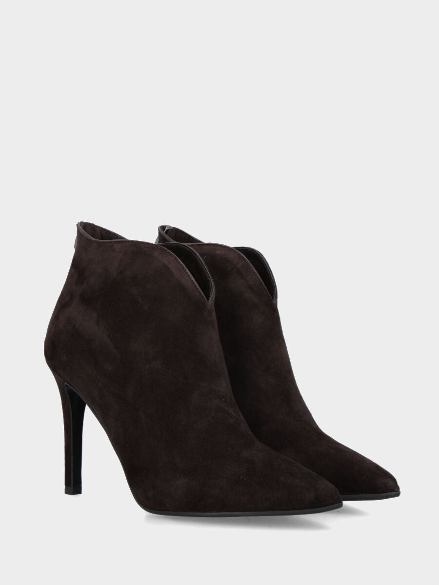 Stivaletto in camoscio testa di moro con cerniera posteriore e tacco a coda