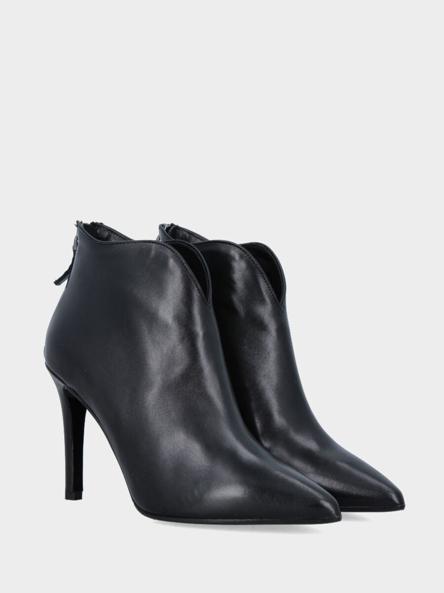 Stivaletto in nappa nera con cerniera posteriore e tacco a coda
