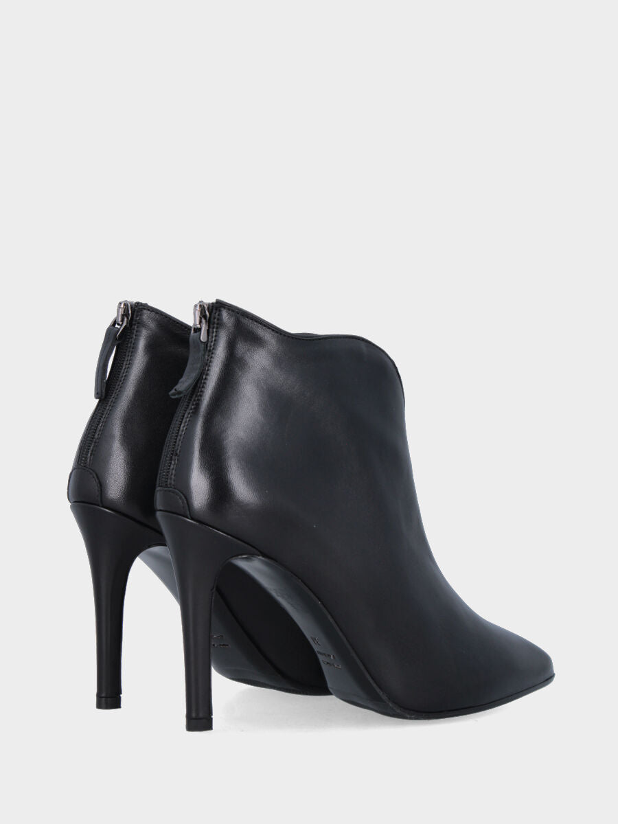 Stivaletto in nappa nera con cerniera posteriore e tacco a coda