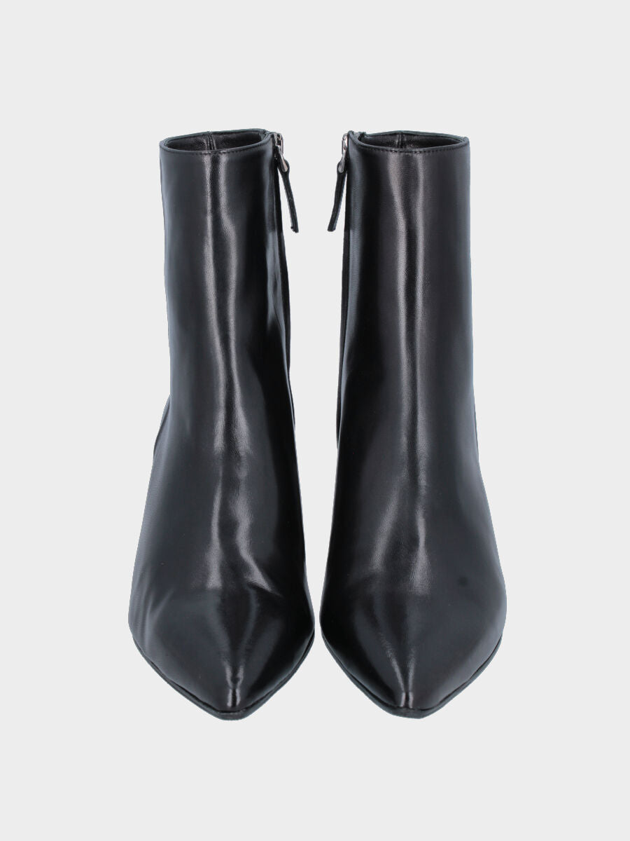Stivaletto in nappa nera con tacco largo e lavorazione a sacchetto