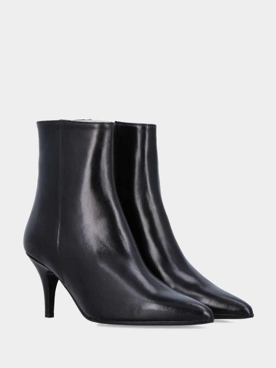 Stivaletto in nappa nera con tacco conico e lavorazione a sacchetto
