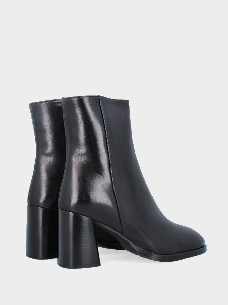 Stivaletto in nappa nera con tacco stondato fasciato cuoio