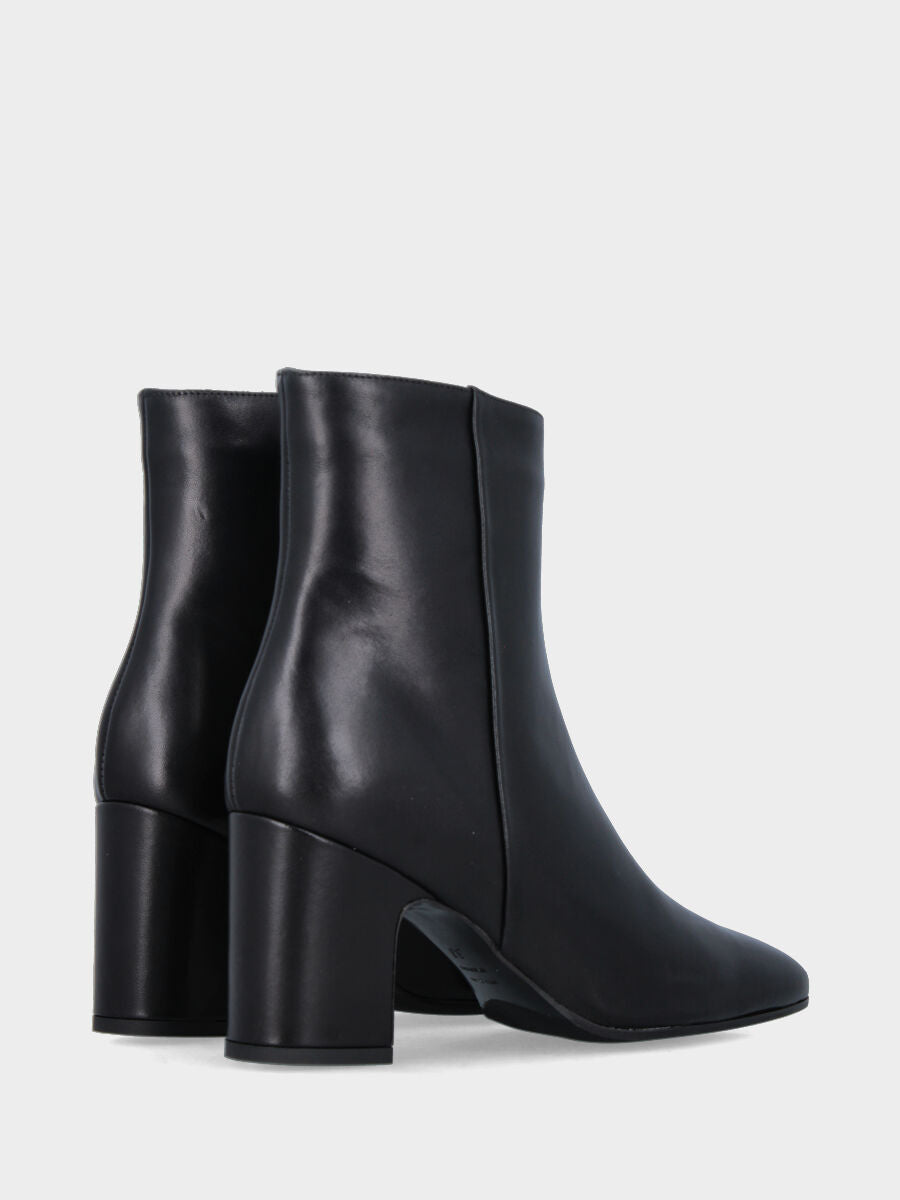 Stivaletto in nappa nera con tacco largo a coda e cerniera