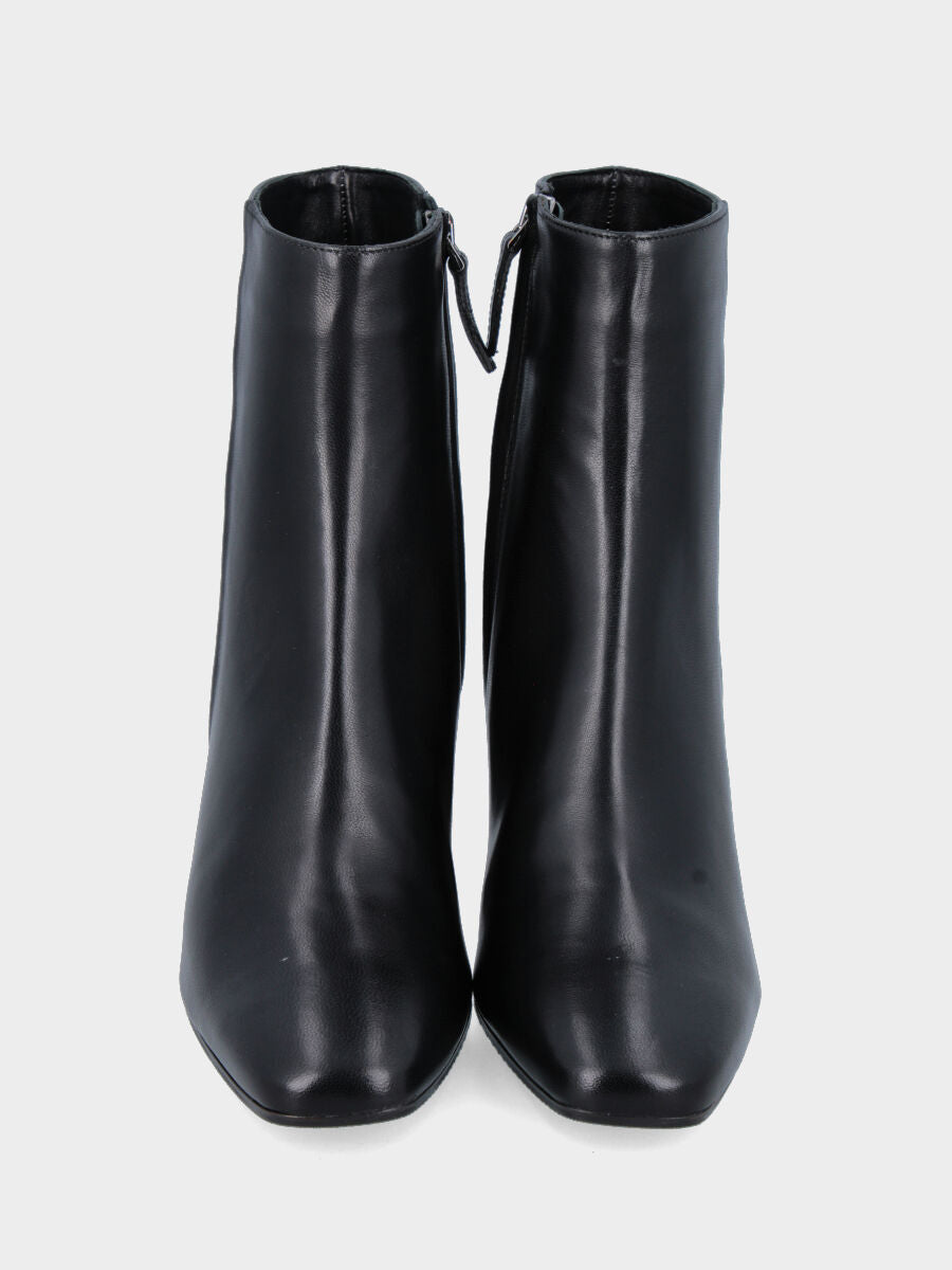 Stivaletto in nappa nera con tacco largo a coda e cerniera