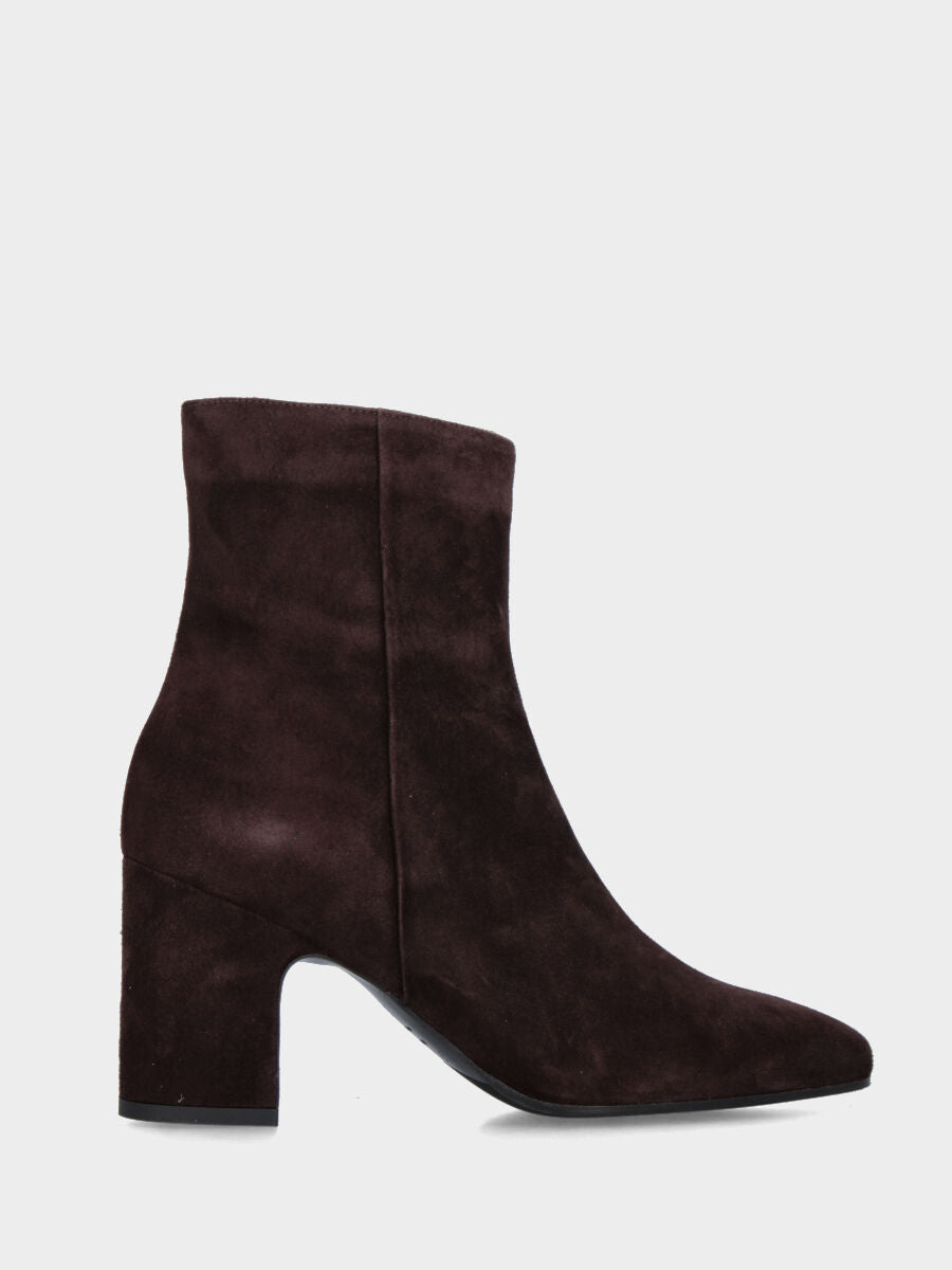 Stivaletto in camoscio testa di moro con tacco largo a coda e cerniera