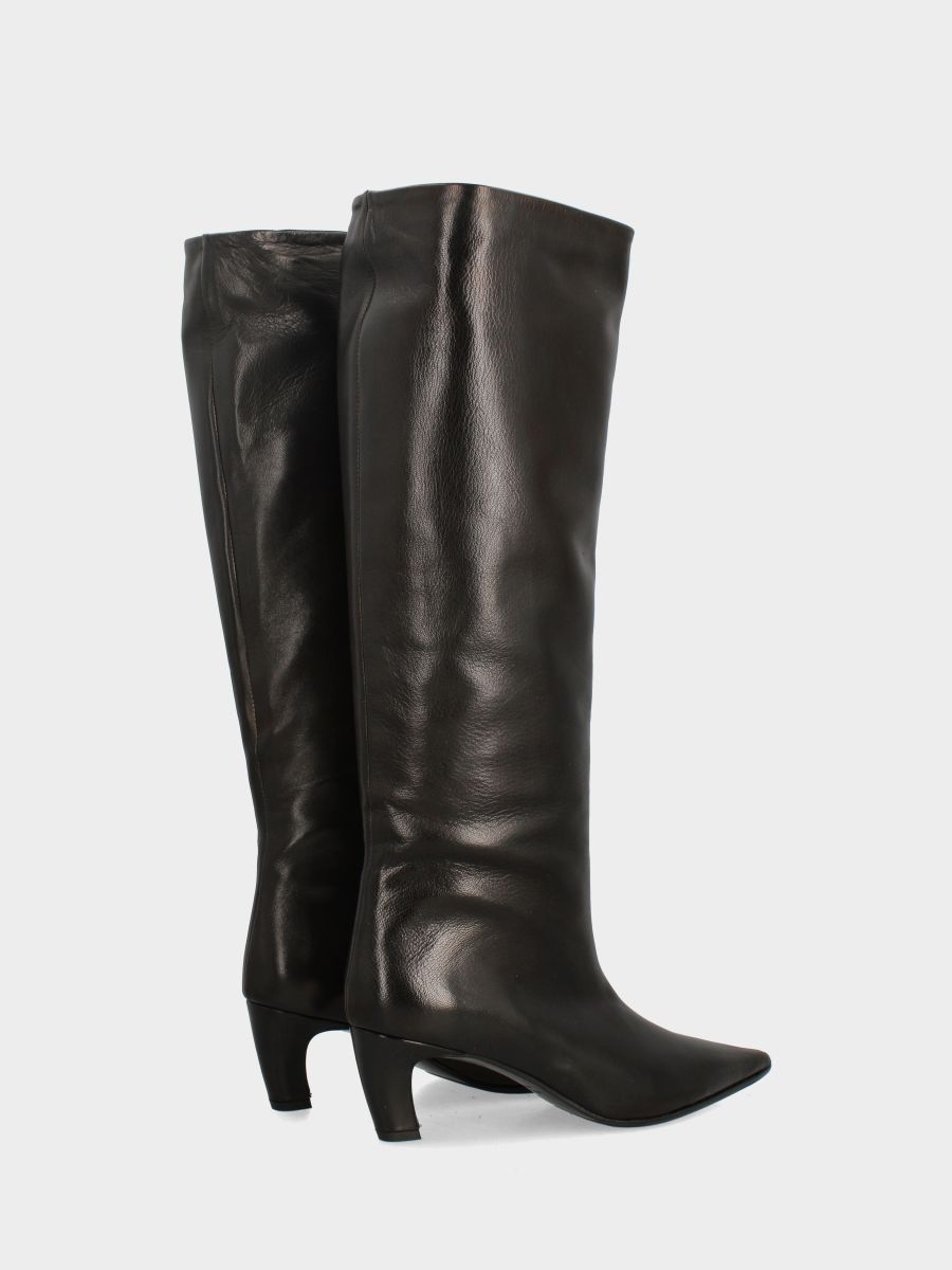 Stivale in vitello nero con cucitura frontale e tacco a coda