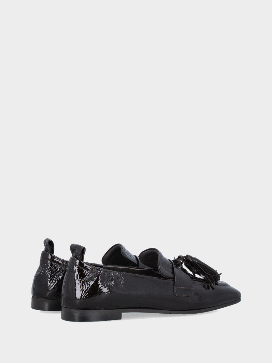 Mocassino in naplak testa di moro con nappine e vaschetta cucita