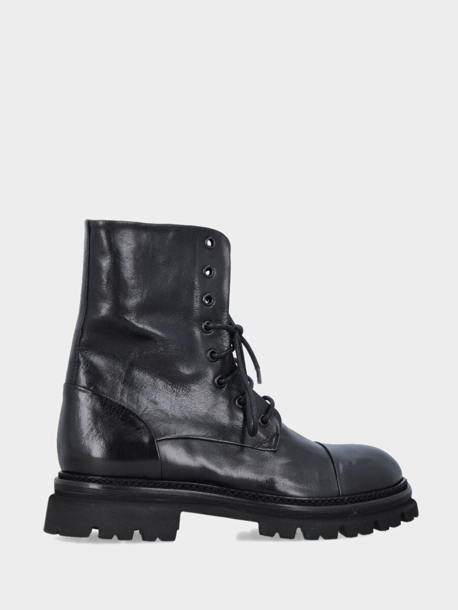 Polacchino in vitello nero con puntale e sperone cuciti e rivoltati su monoblocco