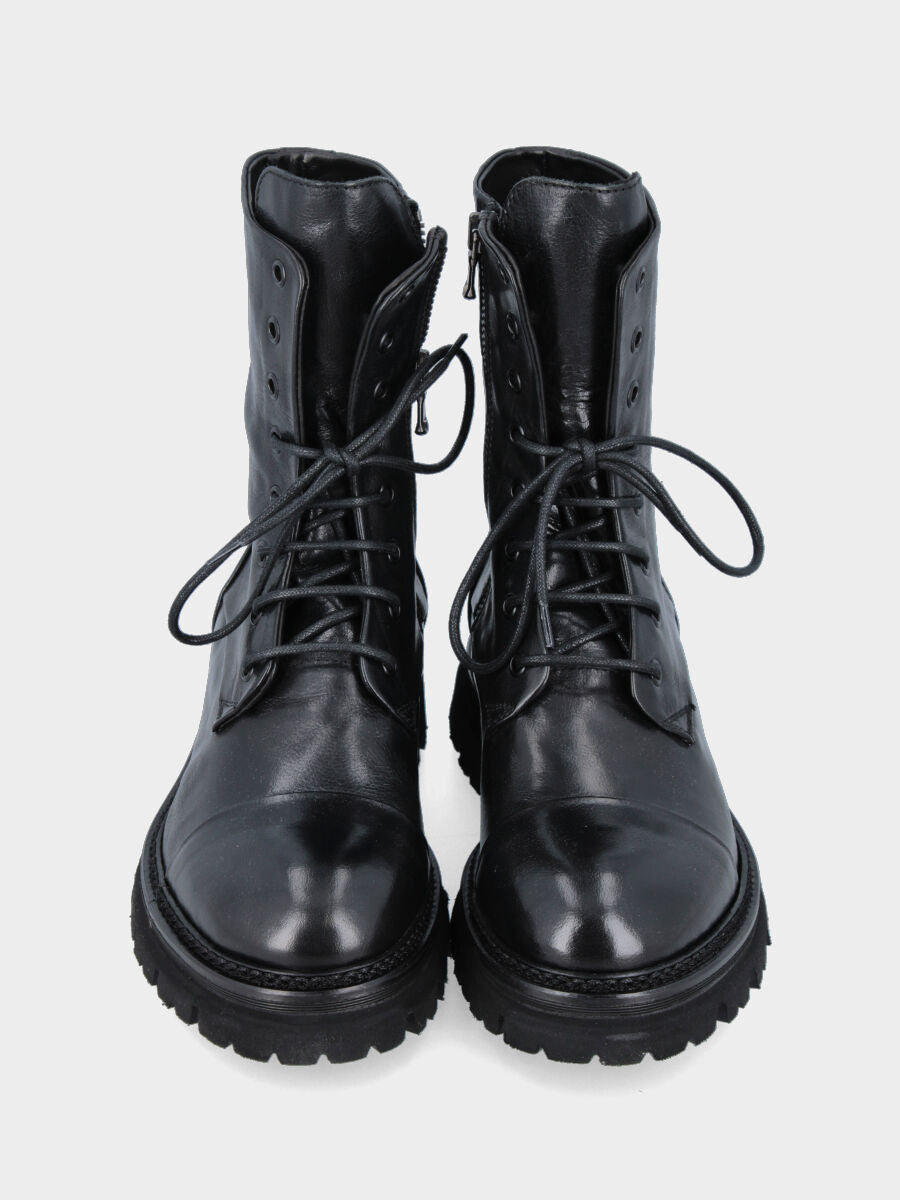 Polacchino in vitello nero con puntale e sperone cuciti e rivoltati su monoblocco