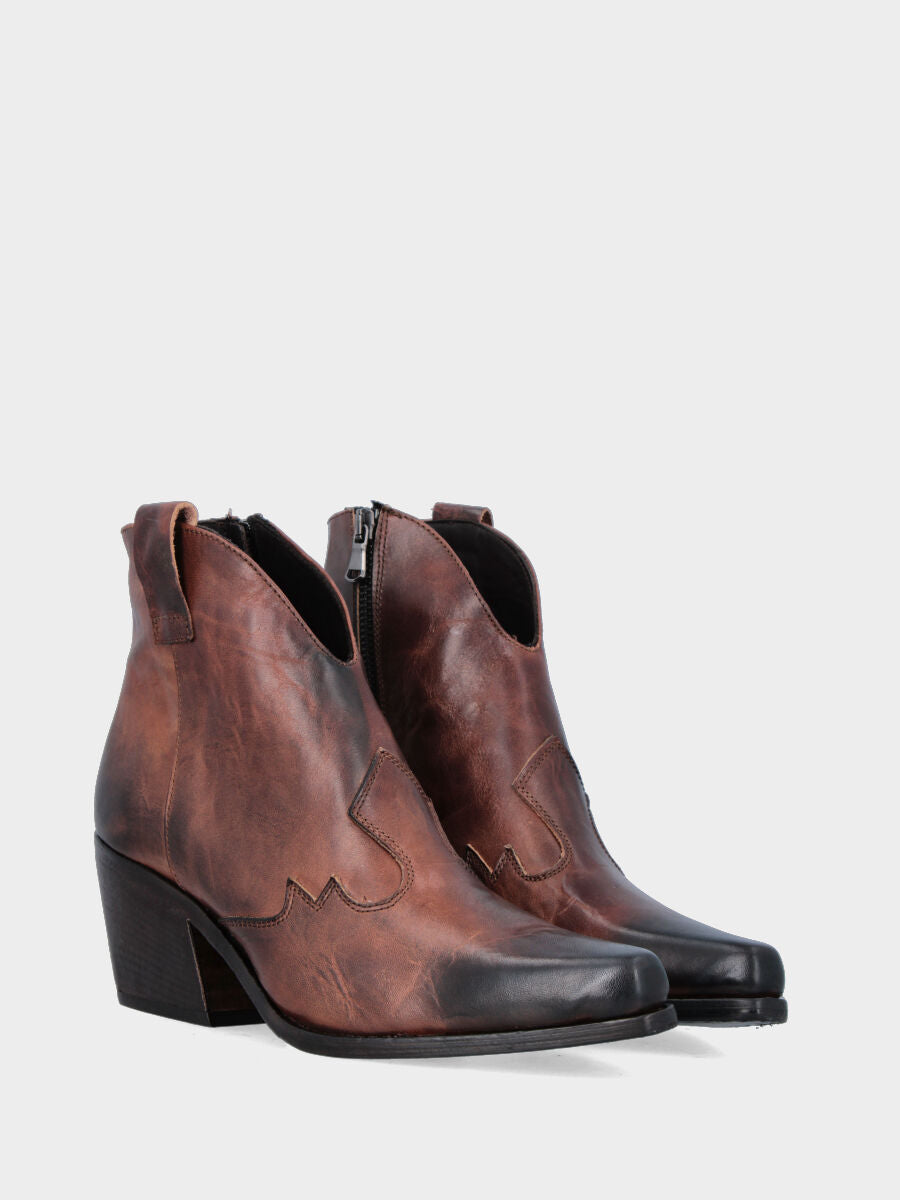 Camperos a stivaletto in vitello marrone con puntale fiammato