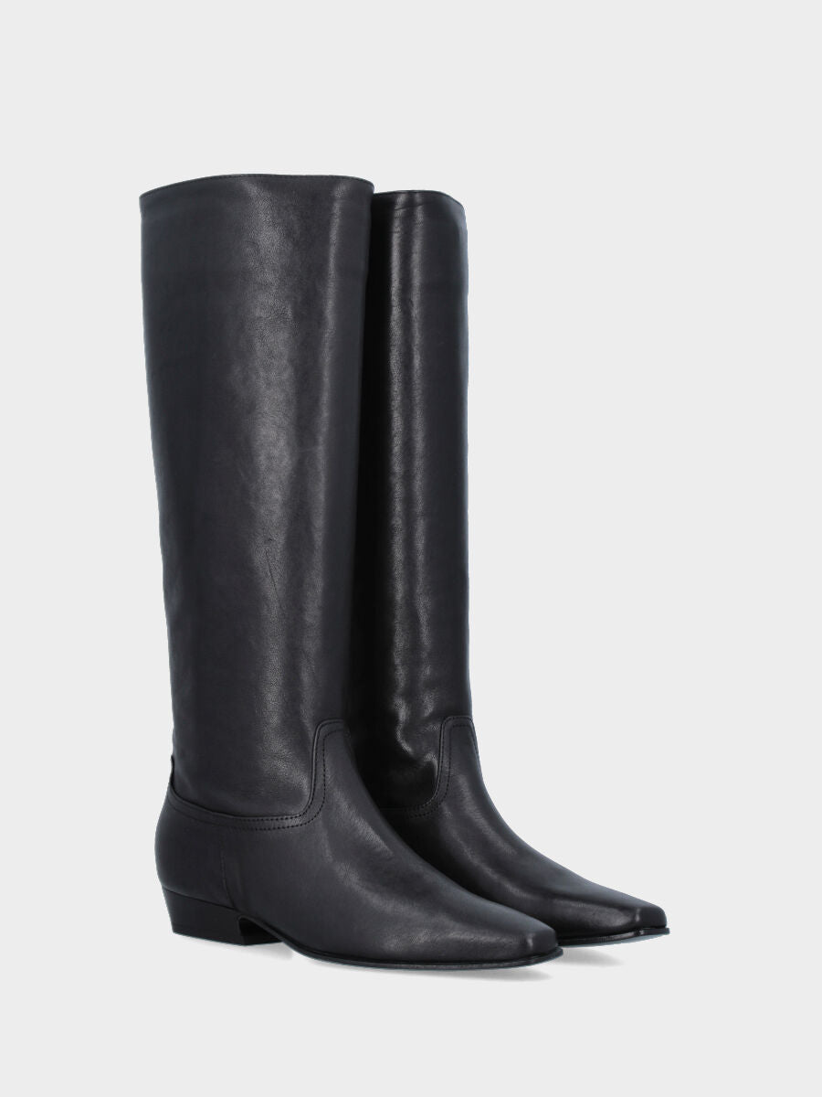 Camperos in vitello nero con gambale a tubo e tacco a coda