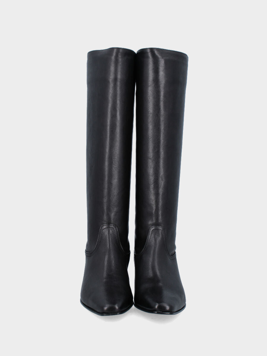 Camperos in vitello nero con gambale a tubo e tacco a coda