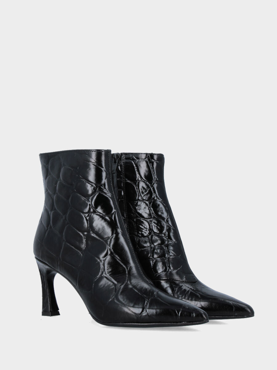 Stivaletti in vitello nero stampato coccodrillo con tacco incavato e punta sfilata