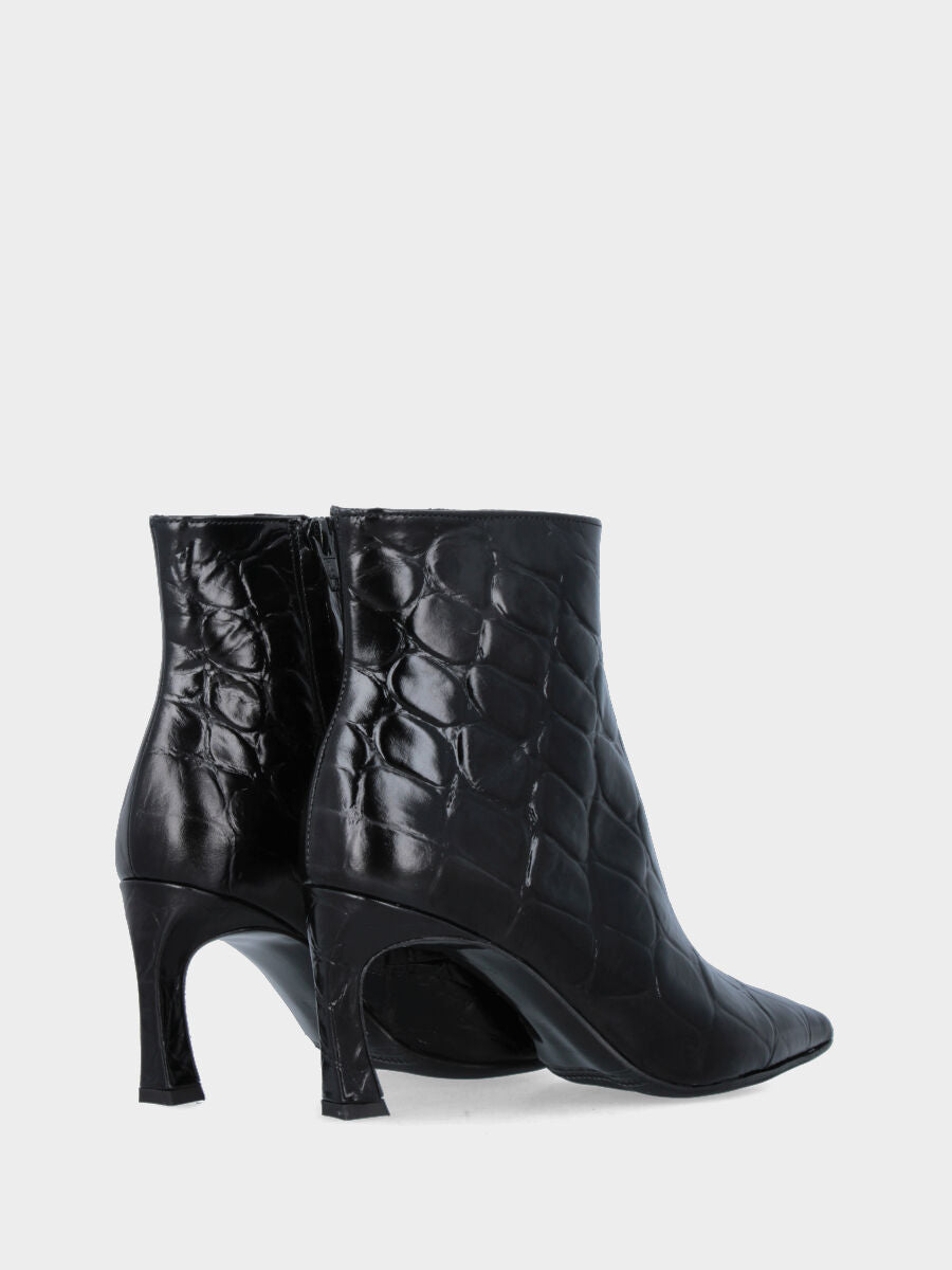 Stivaletti in vitello nero stampato coccodrillo con tacco incavato e punta sfilata