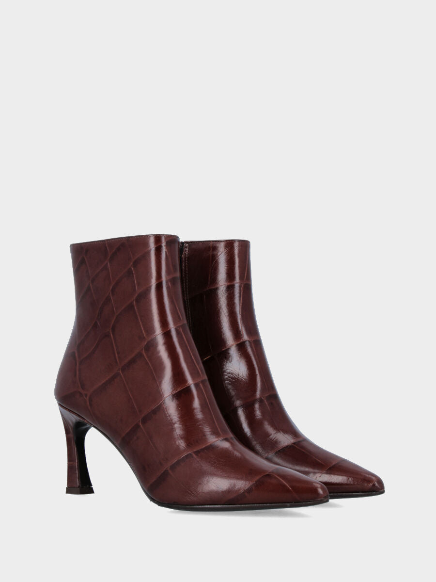 Stivaletti in vitello marrone stampato coccodrillo con tacco incavato e punta sfilata