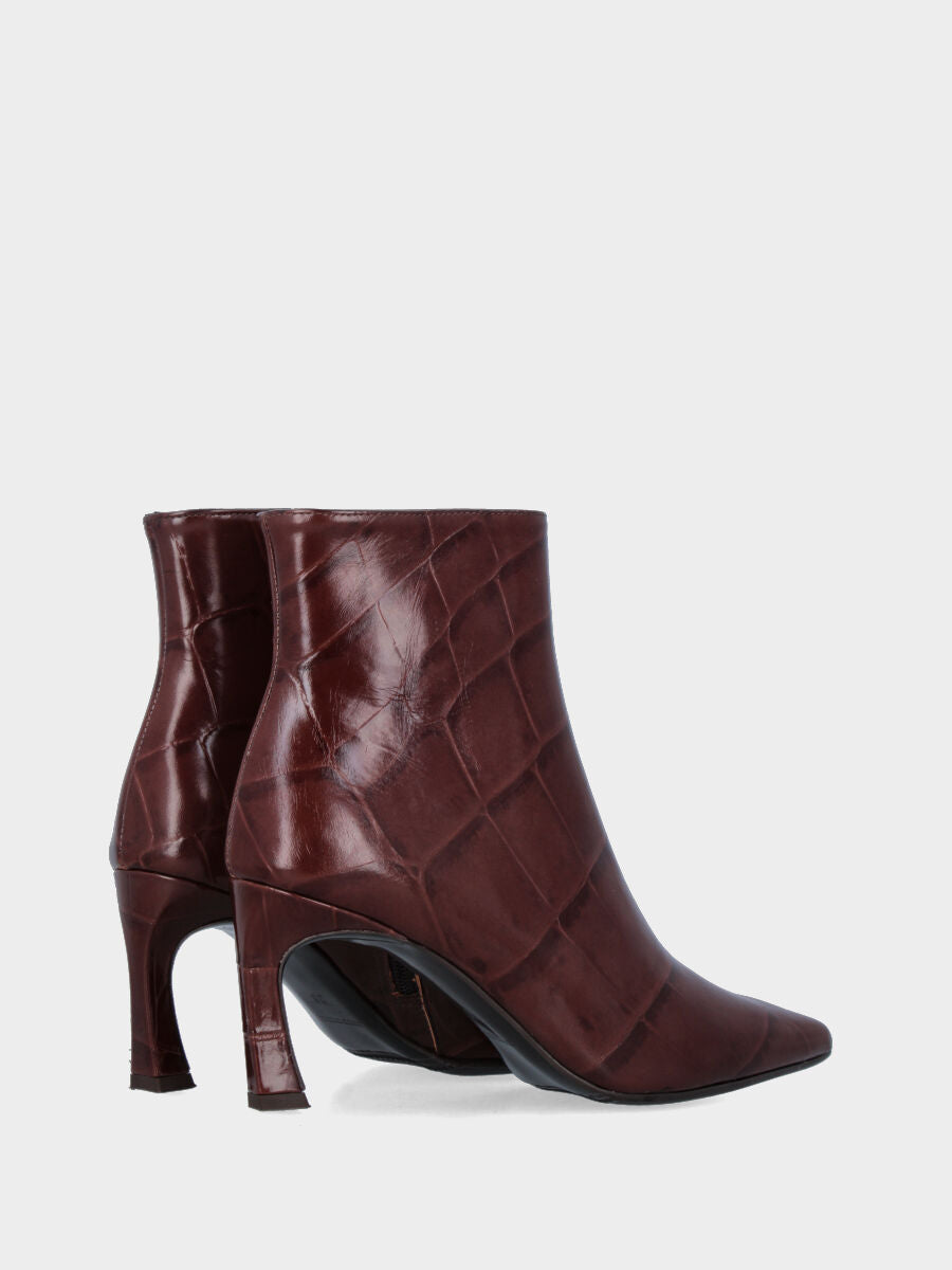 Stivaletti in vitello marrone stampato coccodrillo con tacco incavato e punta sfilata