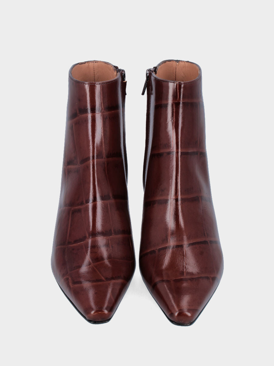 Stivaletto in vitello marrone stampato coccodrillo con tacco banana e cerniera
