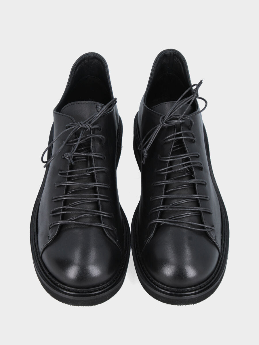 Stringata in nappa nera e punta rotonda