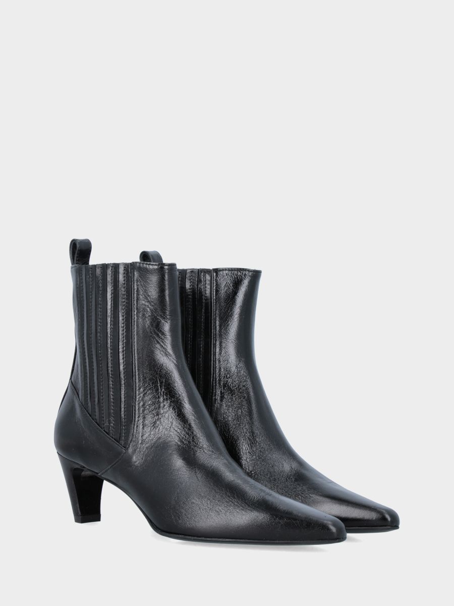 Stivaletto in verlux nero con tacco a coda ed elastici fasciati