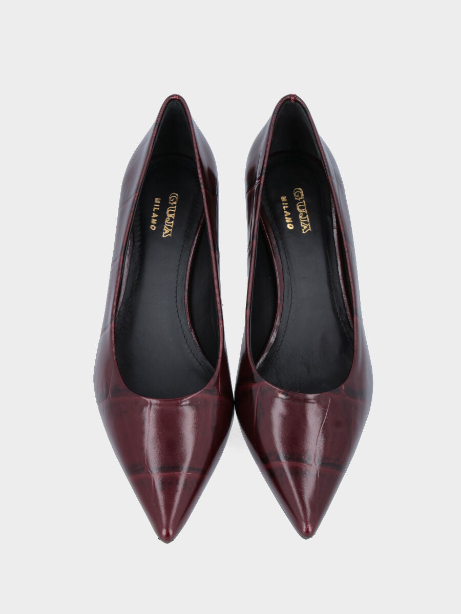 Décolleté in vitello bordeaux effetto coccodrillo con tacco a rocchetto