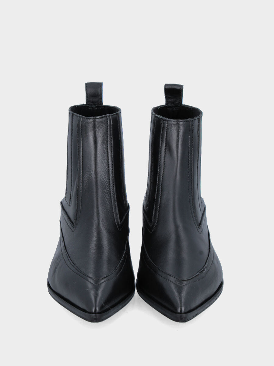 Tronchetto in nappa nera con tomaia a V e fascette in pelle