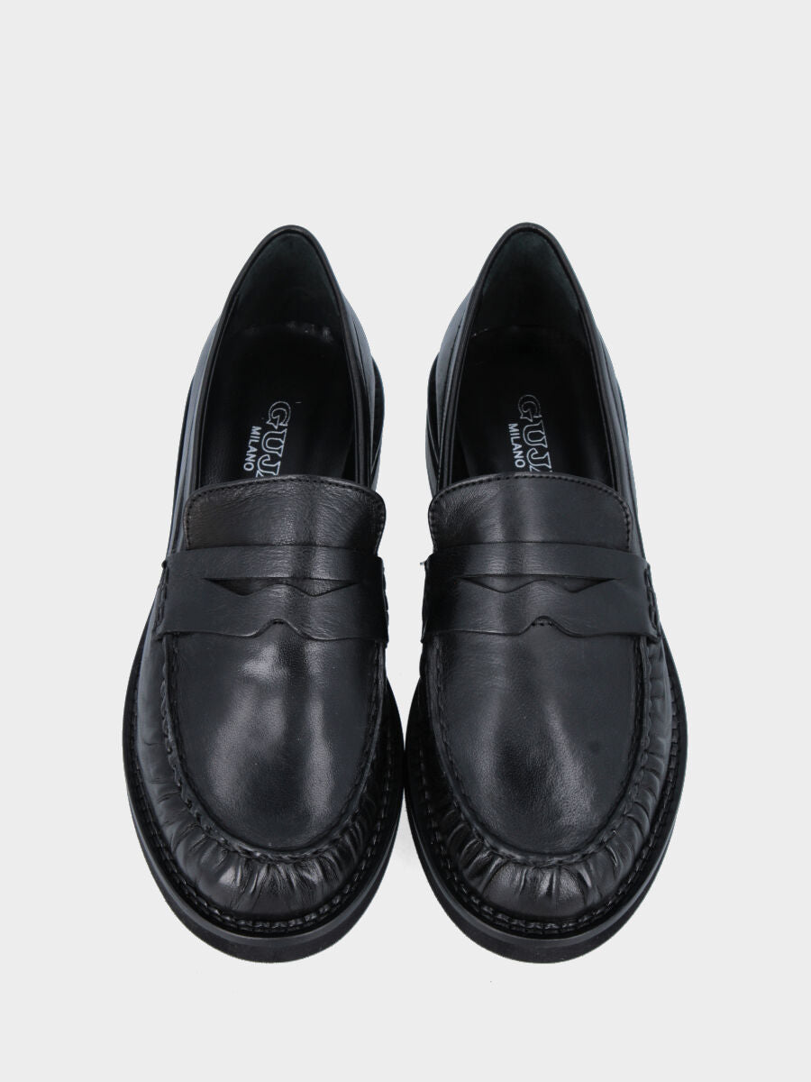 Mocassino in nappa nera con arricciature e mascherina a bocca di leone