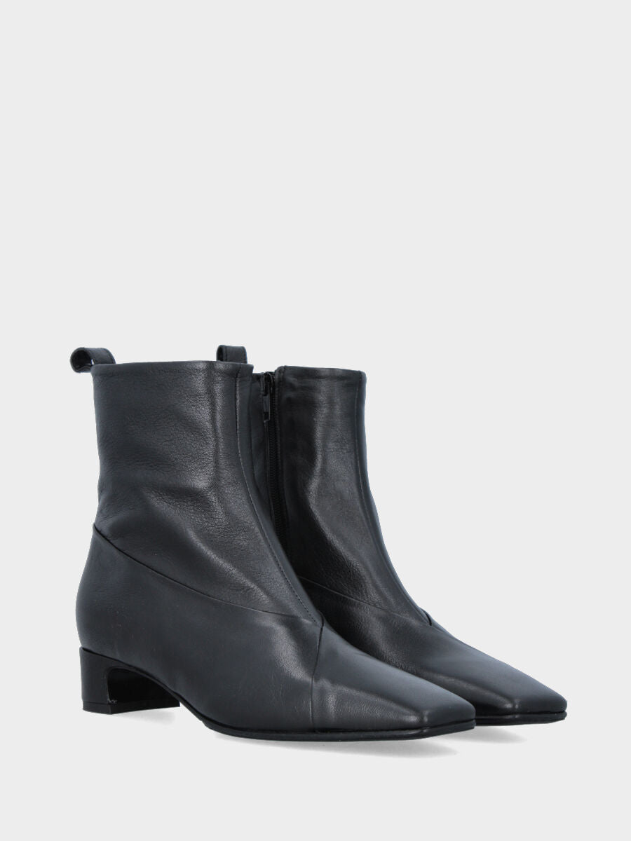 Stivaletto in nappa nera con lembi rivoltati