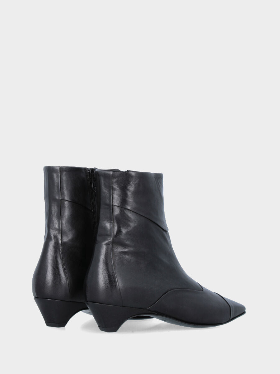 Stivaletto in nappa nera con punta quadratina asimmetrica e tacco conico