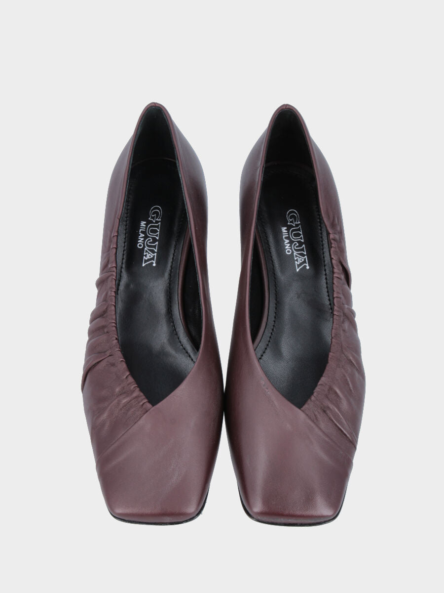 Décolleté in nappa bordeaux con punta quadrata e scollo a V