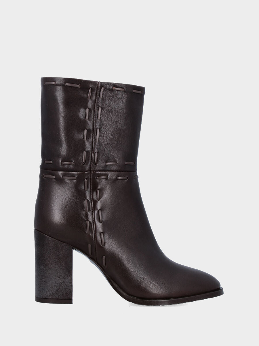 Stivale in nappa testa di moro con infilature a croce sul gambale