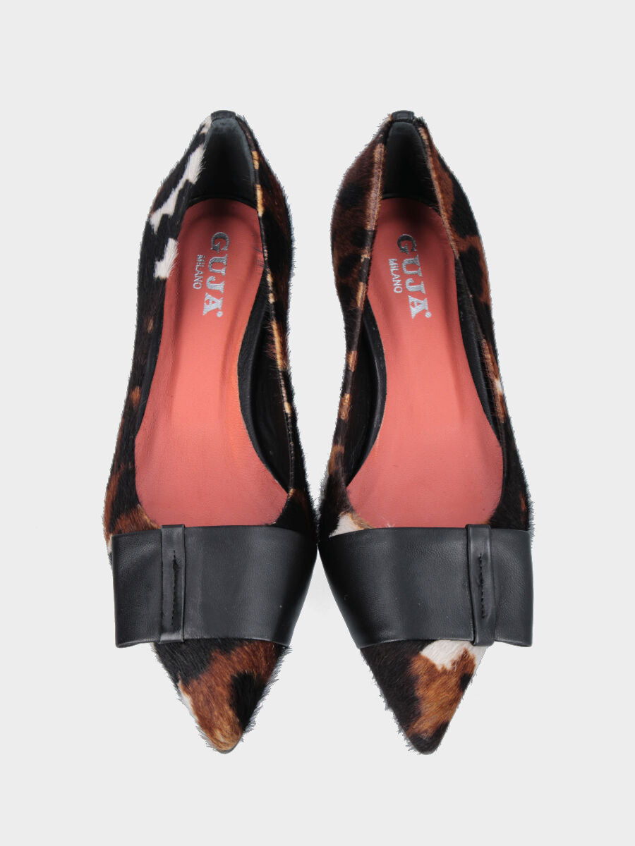 Décolleté in cavallino muccato con punta sfilata e tacco rocchetto