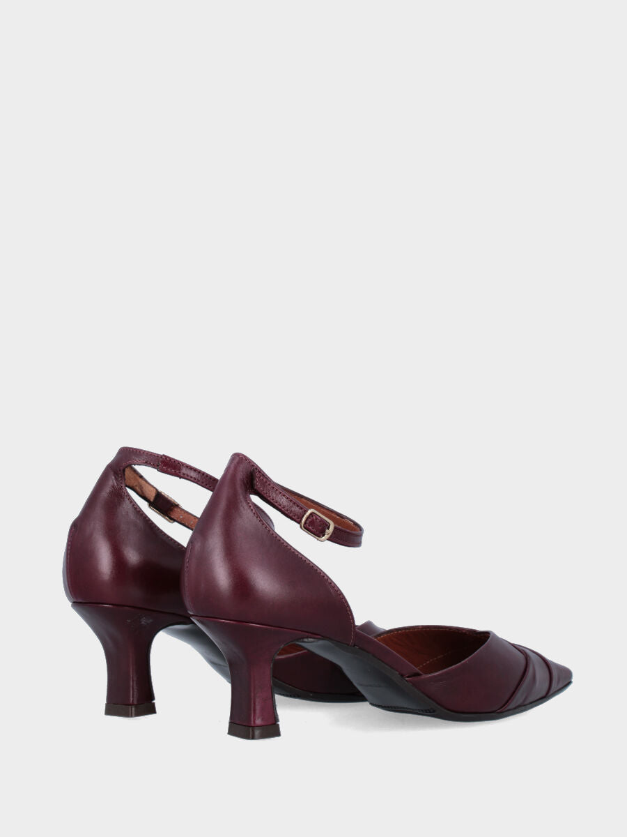 Décolleté in vitello bordeaux con cinturino e tacco incavato