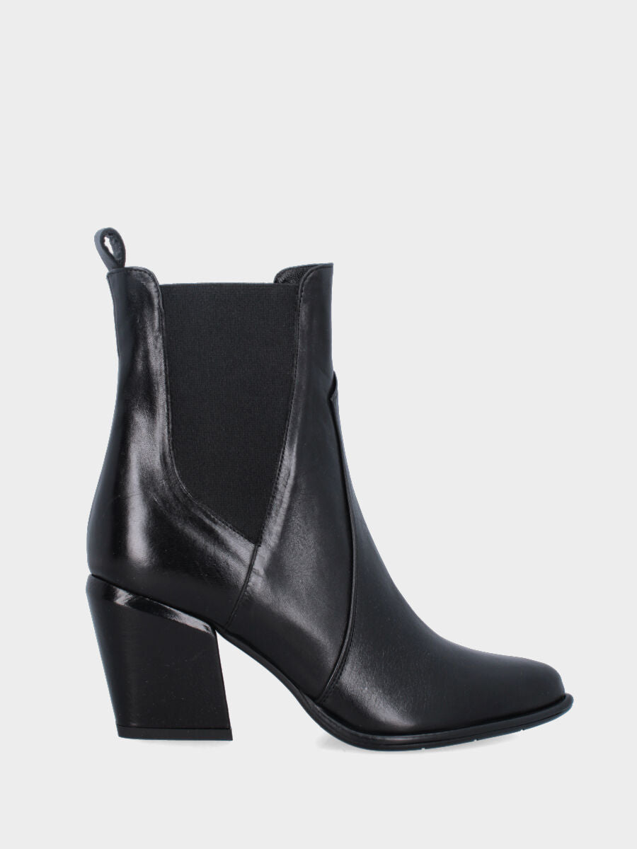 Beatles in nappa nera con punta sfilata e tacco a blocco